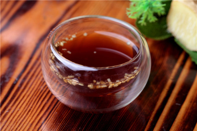 Tè naturale dello zenzero della bevanda solida sana con zucchero bruno buon per la donna